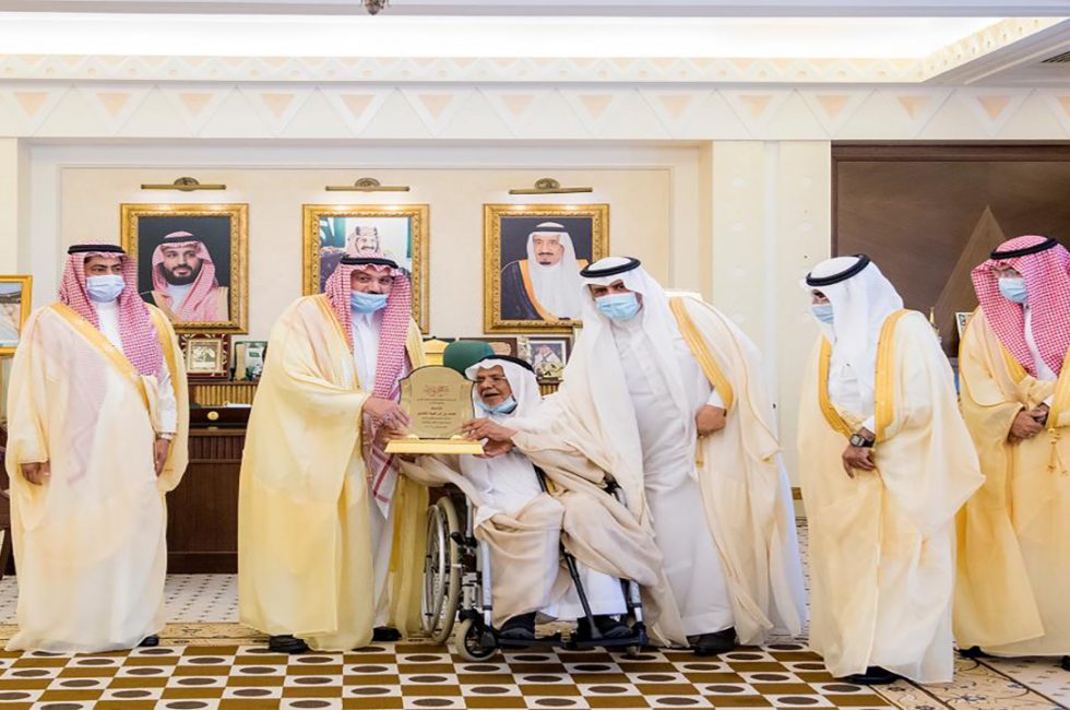 سمو أمير القصيم يكرم الشيخ محمد الخضير لتبرعه بمبلغ 600 ألف لدعم التعليم 